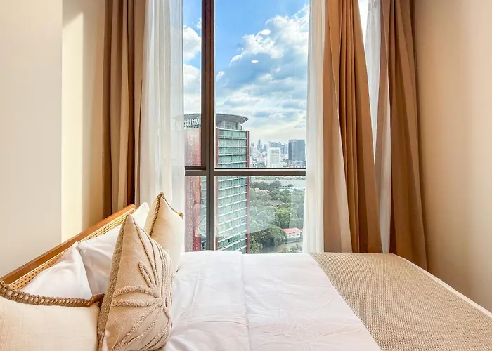 Luxury Downtown 2br 2ba Sky Pool Gym 5min Walk To Siam Paragon