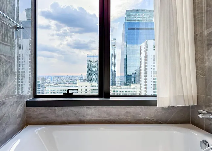 Luxury Downtown 2br 2ba Sky Pool Gym 5min Walk To Siam Paragon *