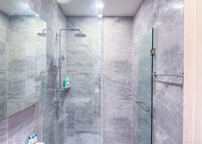 Luxury Downtown 2br 2ba Sky Pool Gym 5min Walk To Siam Paragon *